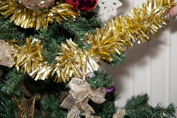 Τυλίγοντας Χρυσαφί Χνούδι Γύρω Από Ένα Τεχνητό Χριστουγεννιάτικο Δέντρο Κοντά — Φωτογραφία Αρχείου