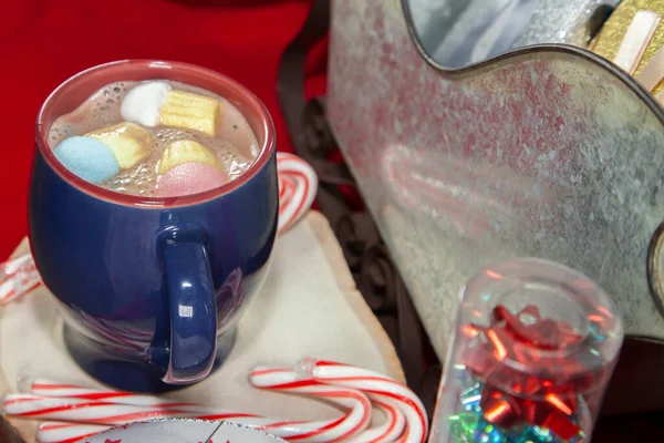 Caneca Azul Uma Superfície Madeira Lado Bengalas Doces Com Estanho — Fotografia de Stock