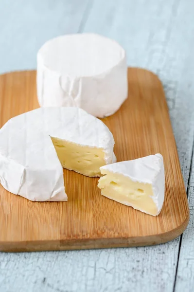 Сыр Белая Тарелка Маслом Медом Деревянном Фоне — стоковое фото