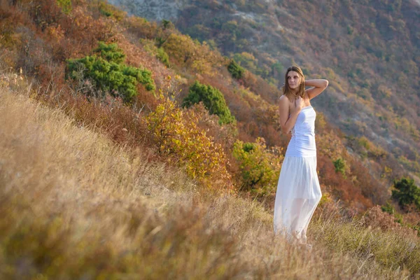Красива Струнка Дівчина Білому Одязі Стоїть Горах — стокове фото