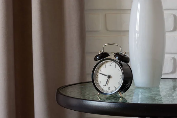 Kahvipöydällä Herätyskello Näyttää Aamuajan Minuutista Seitsemään — kuvapankkivalokuva