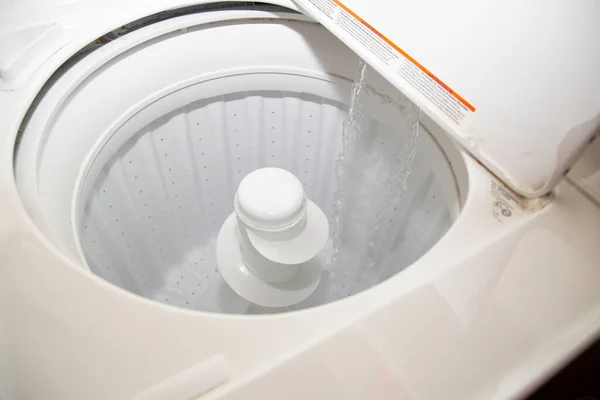 Close Água Inundando Uma Máquina Lavar Roupa Vazia — Fotografia de Stock