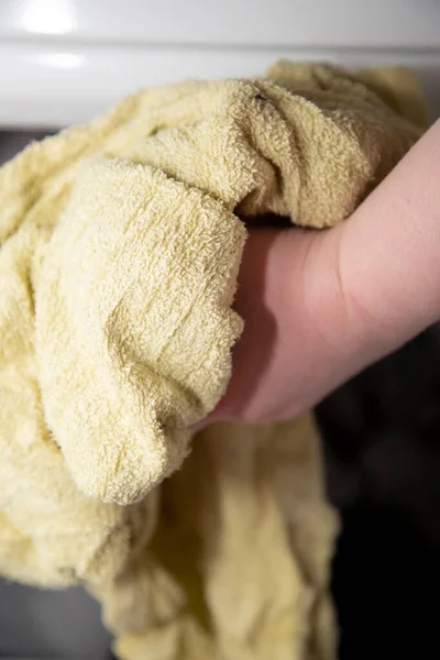 湿黄色毛巾被扔进烘干机 — 图库照片