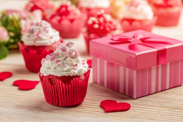 Cupcakes Vermelhos Com Doces Forma Coração Caixa Presente Para Dia — Fotografia de Stock