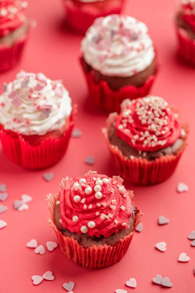 Cupcakes Para Dia Dos Namorados Com Chantilly Pérolas Fundo Vermelho — Fotografia de Stock