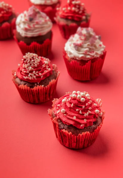Cupcakes Vermelhos Brancos Fundo Rosa — Fotografia de Stock