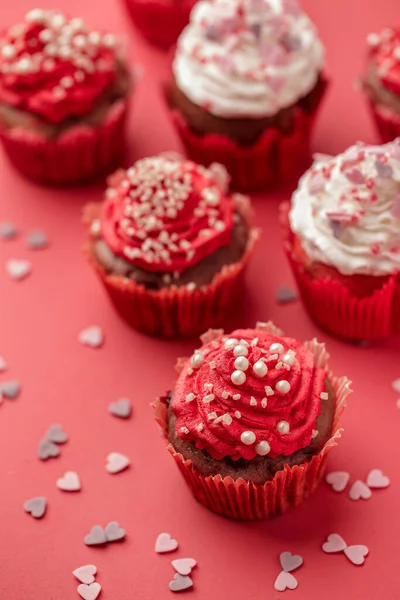 Cupcake Com Creme Polvilha Açúcar Bonito Delicioso Cupcake Fundo Vermelho — Fotografia de Stock