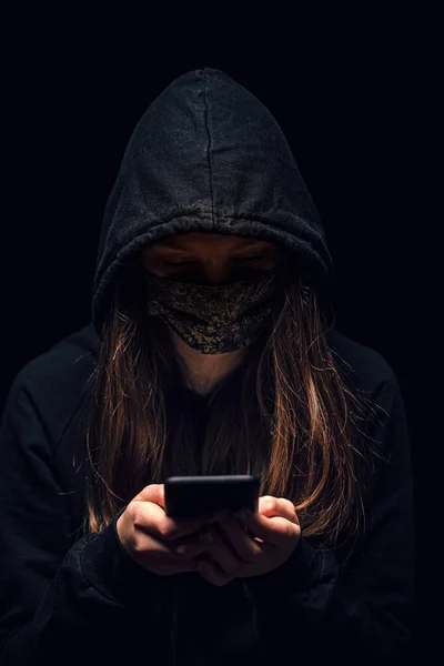 Hacker Crimes Cibernéticos Com Capuz Usando Internet Telefone Celular Invadindo — Fotografia de Stock