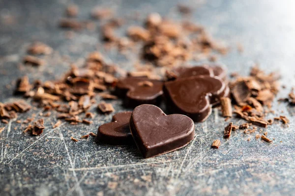 Tatlı Çikolatalı Kalpler Kara Masada — Stok fotoğraf