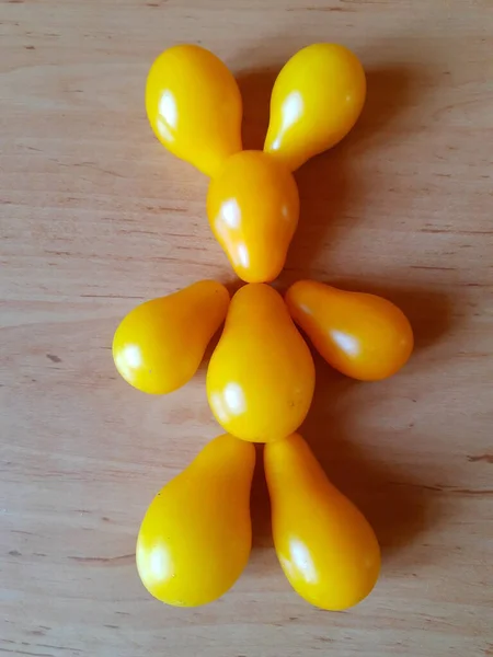 Esta Estatueta Engraçada Uma Lebre Feita Tomates Amarelos Maduros Fica — Fotografia de Stock