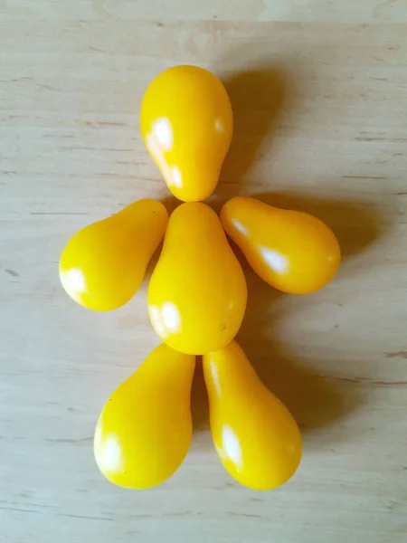 Mesa Cozinha Uma Figura Engraçada Homem Feito Tomates Amarelos Maduros — Fotografia de Stock