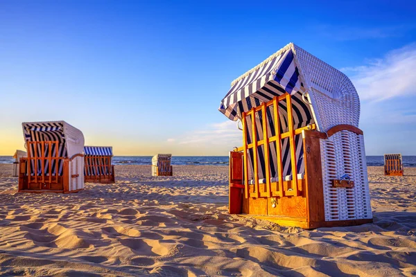 Sillas Playa Cerradas Contra Una Puesta Sol —  Fotos de Stock