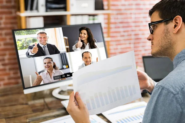 Analista Mostrando Plan Reunión Videoconferencia Línea —  Fotos de Stock