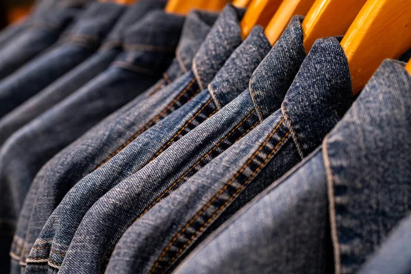 Selectieve Focus Jack Jeans Hangend Aan Rek Kledingzaak Denim Jeans — Stockfoto