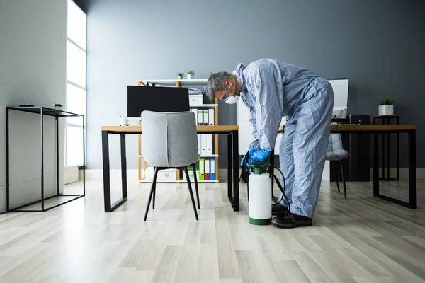 Ongediertebestrijding Verdelger Man Spuiten Termiet Bestrijdingsmiddel Office — Stockfoto