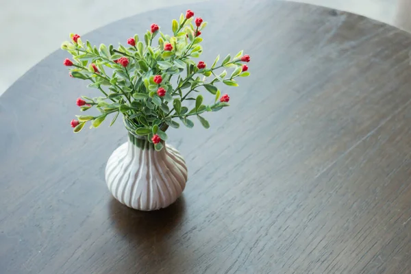 Belles Fleurs Dans Vase Sur Fond Bois — Photo