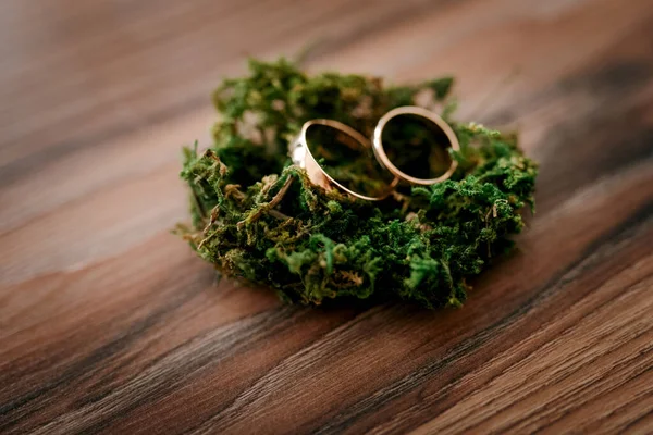 Anéis Casamento Ouro Como Atributo Casamento Jovem Casal — Fotografia de Stock