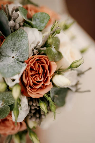 漂亮的婚礼花束和玫瑰 — 图库照片