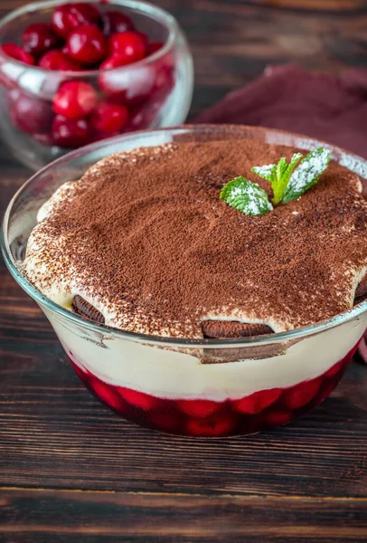 Skleněná Mísa Dezertu Oreo Sušenkami Třešněmi Smetanovým Sýrem — Stock fotografie