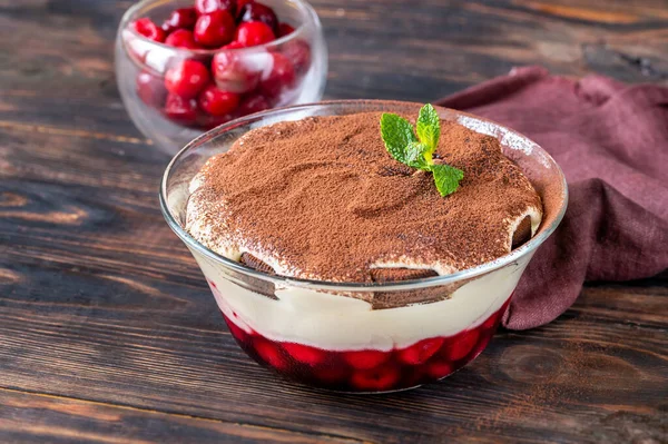 Glasskål Med Dessert Med Oreo Kakor Körsbär Och Färskost — Stockfoto