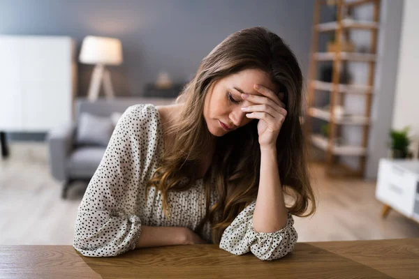 Déprimé Triste Jeune Fille Avec Mal Tête Assis Maison — Photo