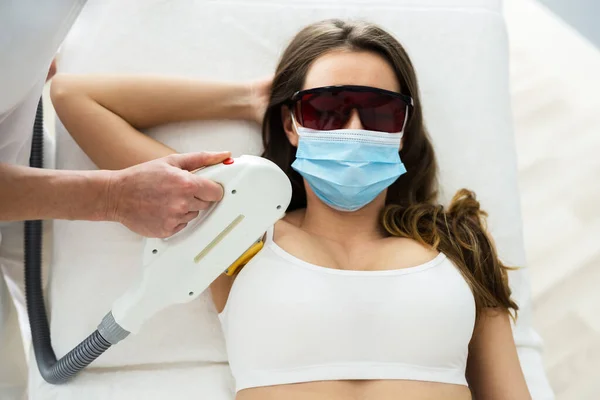 Behandlung Der Achselhaarentfernung Mit Laser Salon Mit Gesichtsmaske — Stockfoto