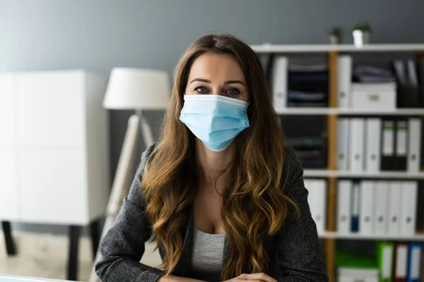 Recepcionista Mujer Usando Máscara Médica Recepción Oficina —  Fotos de Stock