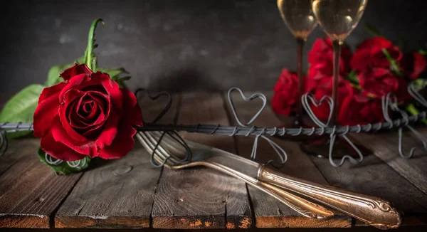 Decoração Para Jantar Romântico Com Rosas Champanhe Mesa Madeira Rústica — Fotografia de Stock