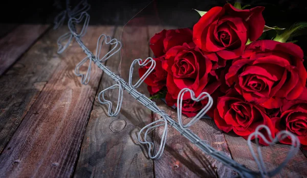 Bukiet Czerwonych Róż Sercami Zabytkowych Deskach Drewnianych Tło Walentynek Dzień — Zdjęcie stockowe