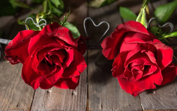 Dwie Czerwone Róże Sercami Ciemnych Drewnianych Deskach Tło Dla Walentynek — Zdjęcie stockowe