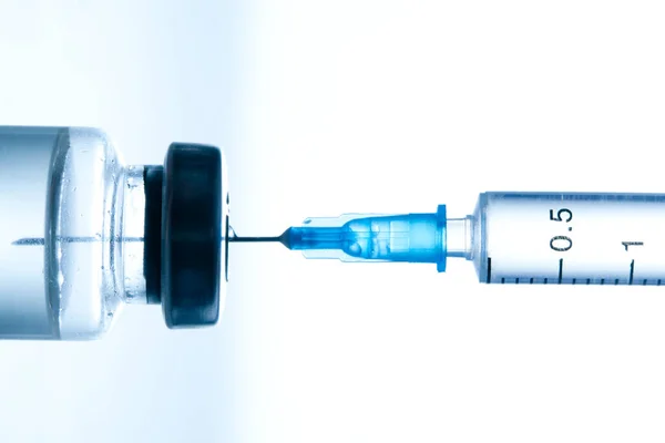 Primer Plano Una Jeringa Con Una Vacuna Sobre Fondo Blanco —  Fotos de Stock