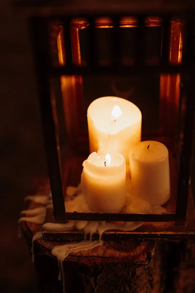 Queimando Velas Uma Noite Escura Uma Lanterna Madeira Como Uma — Fotografia de Stock