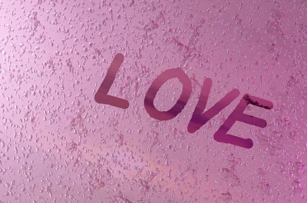 Bild Schreibt Liebe Auf Fensterglas Mit Tropfen Auf Rosa Hintergrund — Stockfoto