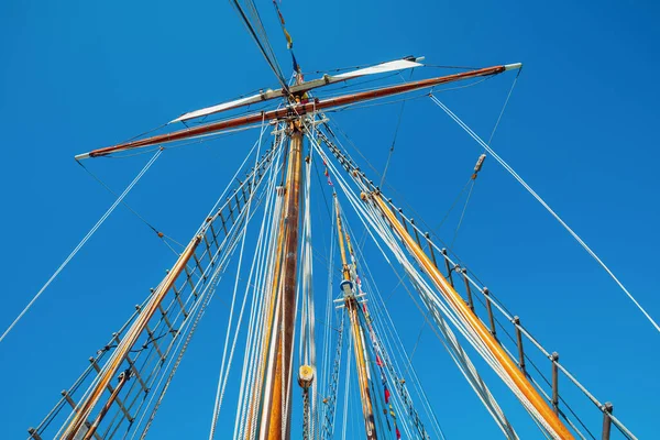 Eski Yelkenli Gemi Direği Mavi Gökyüzüne Karşı Bir Yelkenli Gemisi — Stok fotoğraf