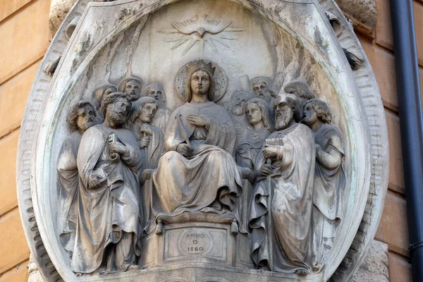 Κατάβαση Του Αγίου Πνεύματος Ανακούφιση Στην Πρόσοψη Παλατιού Στη Ρώμη — Φωτογραφία Αρχείου