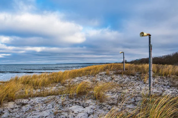 Loudspeaker Και Αμμόλοφος Στην Ακτή Της Βαλτικής Θάλασσας — Φωτογραφία Αρχείου