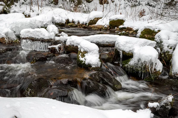 冬のメンゼンシュヴァントの滝での小さなカスケード — ストック写真