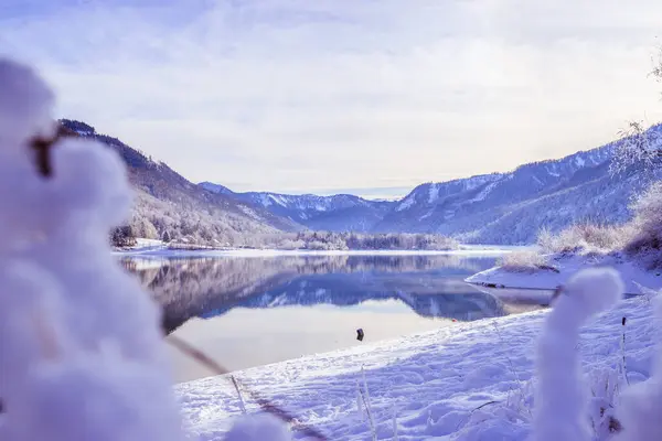 Idylliskt Vinterlandskap Reflektionssjö Snöiga Träd Och Berg — Stockfoto