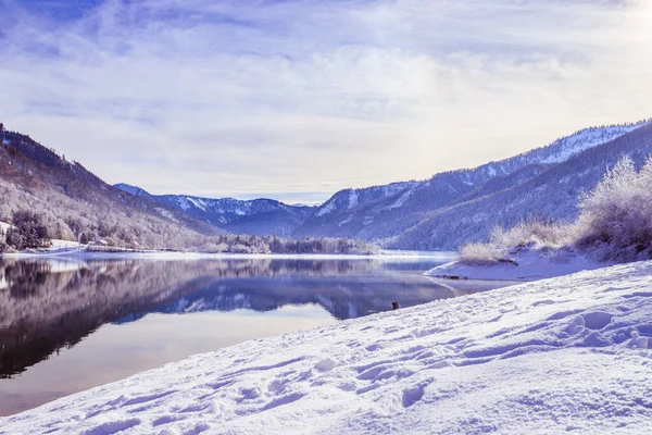 Idylliskt Vinterlandskap Reflektionssjö Snöiga Träd Och Berg — Stockfoto