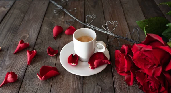 장미와 어두운 널빤지에 발렌틴 개념에 — 스톡 사진