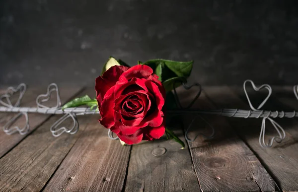Símbolo Amor Rosas Rojas Con Corazones Tablones Vintage Madera Oscura — Foto de Stock