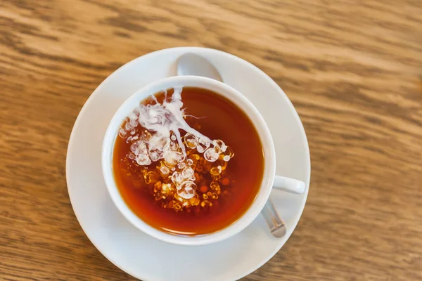 Nahaufnahme Einer Weißen Tasse Tee Mit Frisch Gegossener Sahne Die — Stockfoto