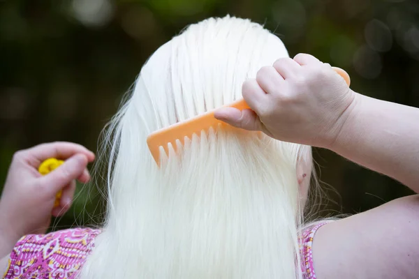 Femme Peignage Long Cheveux Blancs Avant Coiffer Extérieur — Photo