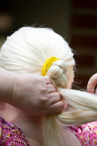 Žena Plete Své Dlouhé Bílé Vlasy Culíku — Stock fotografie