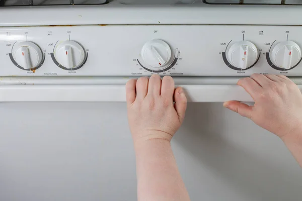 Wanita Membuka Pintu Kompor Setelah Memanaskan Oven — Stok Foto