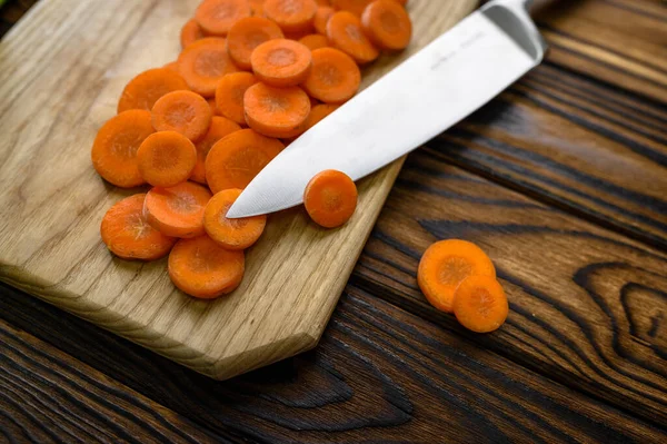 Zanahoria Fresca Cortada Cuchillo Aislado Sobre Fondo Madera Comida Vegetariana — Foto de Stock