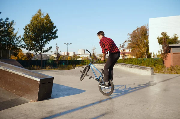 Macho Motociclista Bmx Haciendo Truco Entrenamiento Skatepark Deportes Extremos Bicicleta — Foto de Stock