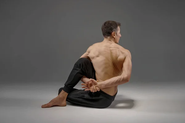 Yoga Beim Stretching Studio Grauer Hintergrund Starker Mann Praktiziert Yogi — Stockfoto