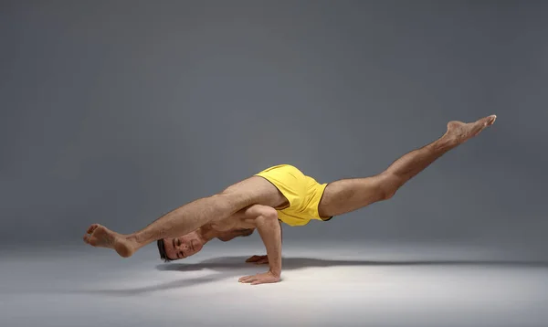 Musculaire Yoga Staat Handen Moeilijke Houding Meditatie Positie Grijze Achtergrond — Stockfoto