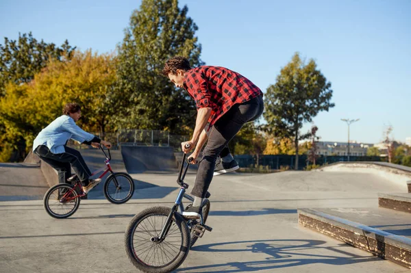 Dois Motoqueiros Machos Fazer Truques Parque Skate Esporte Bicicleta Extrema — Fotografia de Stock